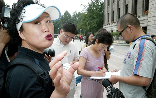 서울 광진구 모진동에 사는 시민 차영숙씨(왼쪽)가 바뀐 대중교통체계 때문에 "너무 화가 나서 항의하러 일부러 왔다"며 이명박 시장에 대한 강한 불만을 토로하고 있다. 